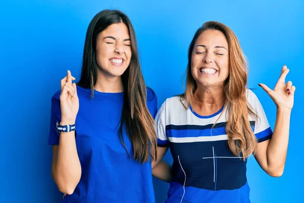 Die Hispanische Familie Aus Mutter Und Tochter Trägt Lässige Kleidung — Stockfoto