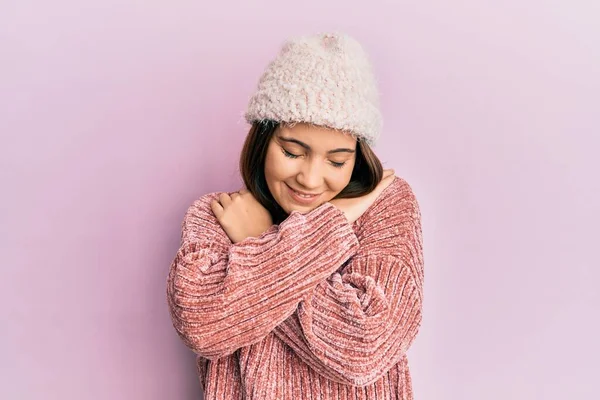 Mujer Caucásica Joven Con Suéter Lana Sombrero Invierno Sonriendo Con —  Fotos de Stock