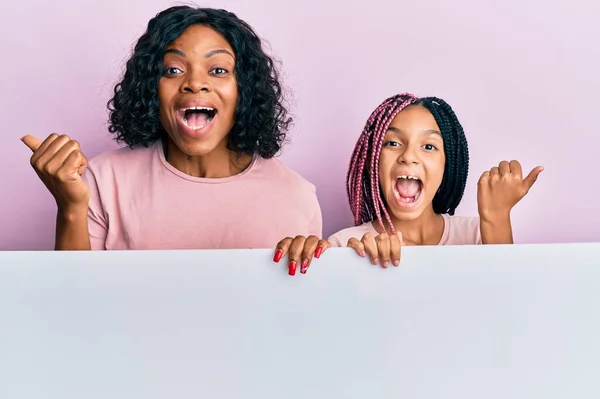 Belle Mère Fille Afro Américaine Tenant Une Bannière Vide Vide — Photo