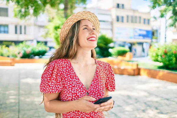 Jong Blond Vrouw Vakantie Glimlachen Gelukkig Met Behulp Van Smartphone — Stockfoto