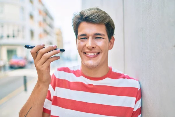 Junger Kaukasier Lächelt Glücklich Und Sendet Sprachnachricht Smartphone Die Stadt — Stockfoto