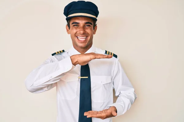 Ung Latinamerikan Man Bär Flygplan Pilot Uniform Gester Med Händerna — Stockfoto