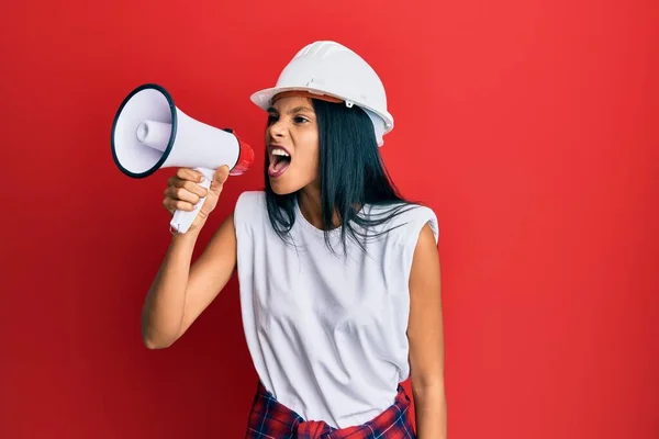 Mujer Trabajadora Afroamericana Joven Gritando Usando Megáfono Sobre Fondo Rojo — Foto de Stock