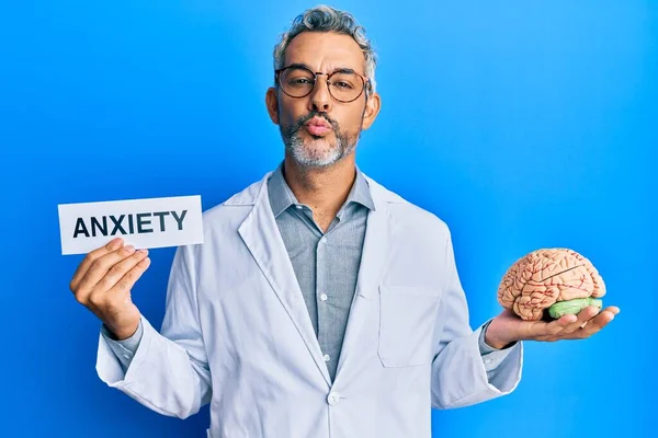 Medioevo Uomo Dai Capelli Grigi Indossa Cappotto Medico Possesso Cervello — Foto Stock