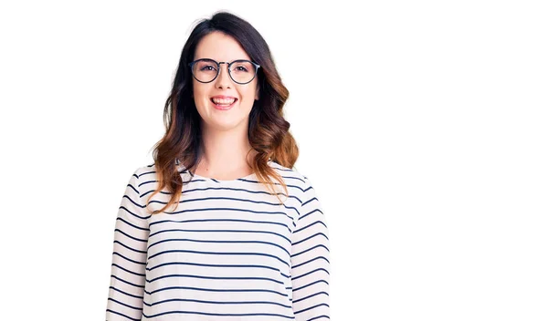 Vacker Ung Brunett Kvinna Bär Casual Kläder Och Glasögon Med — Stockfoto