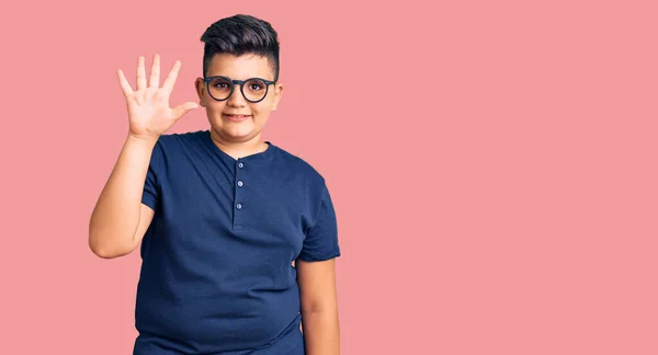 Küçük Çocuk Günlük Kıyafetler Gözlük Takıyor Beş Numaralı Parmaklarıyla Işaret — Stok fotoğraf