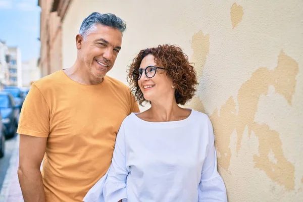 Middle Age Couple Smiling Happy Leaning Wall Street City — Stock Photo, Image