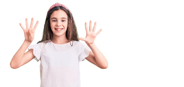 Aranyos Spanyol Kislány Alkalmi Fehér Pólóban Mutatva Mutatva Kilencedik Ujjal — Stock Fotó