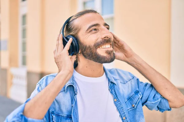 Jovem Homem Oriente Médio Sorrindo Feliz Usando Fones Ouvido Cidade — Fotografia de Stock