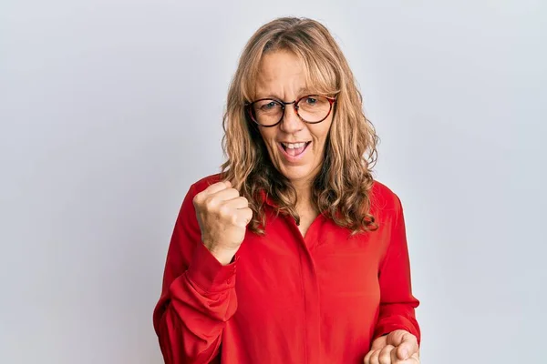 Middelbare Leeftijd Blonde Vrouw Dragen Casual Kleding Glazen Vieren Verrast — Stockfoto