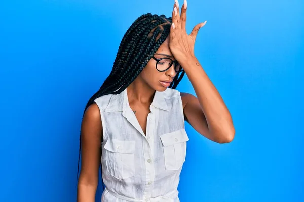 Hermosa Mujer Hispana Vestida Con Ropa Casual Gafas Sorprendidas Con —  Fotos de Stock