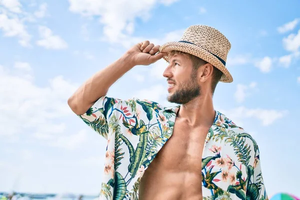 Handsome Fitness Caucasian Man Beach Sunny Day Wearing Summer Hat — Stock Photo, Image