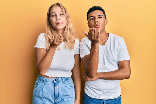 Jeune Couple Interracial Portant Shirt Blanc Décontracté Regardant Caméra Souffler — Photo