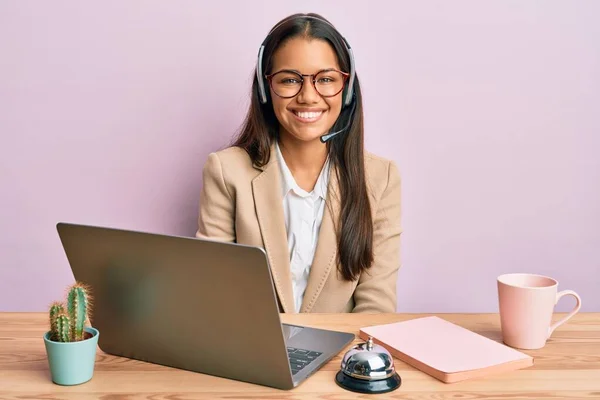 사무실에서 일하는 아름다운 여성이 얼굴에 행복하고 미소를 교환원 헤드셋을 있습니다 — 스톡 사진