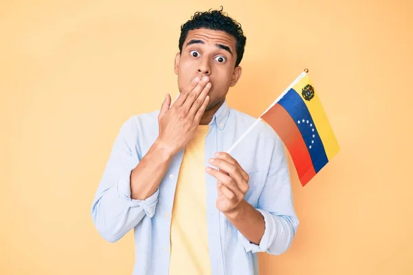 Νεαρός Όμορφος Ισπανός Που Κρατάει Σημαία Της Βενεζουέλας Καλύπτοντας Στόμα — Φωτογραφία Αρχείου