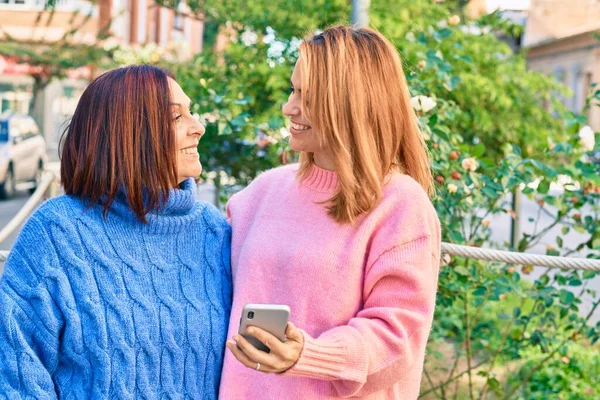 Ισπανόφωνη Μητέρα Και Κόρη Χαμογελώντας Ευτυχισμένοι Χρησιμοποιώντας Smartphone Στο Πάρκο — Φωτογραφία Αρχείου