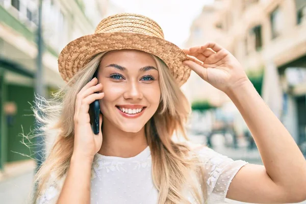 Giovane Ragazza Turistica Caucasica Sorridente Felice Parlando Sullo Smartphone Strada — Foto Stock