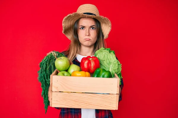 Hermosa Mujer Caucásica Con Sombrero Granjero Sosteniendo Verduras Deprimidas Preocupadas —  Fotos de Stock