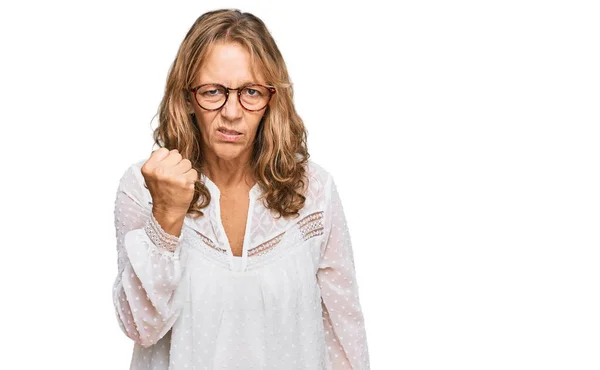 Mujer Rubia Mediana Edad Con Camisa Blanca Casual Gafas Enojadas — Foto de Stock