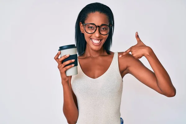Jong Afrikaans Amerikaans Vrouw Holding Weghalen Koffie Wijzend Vinger Naar — Stockfoto