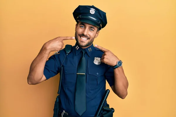 Snygg Latinamerikansk Man Klädd Polisuniform Leende Glad Visar Och Pekar — Stockfoto