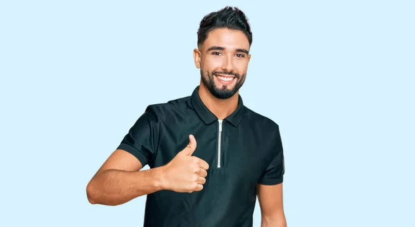 Joven Con Barba Usando Ropa Deportiva Haciendo Gesto Feliz Con —  Fotos de Stock