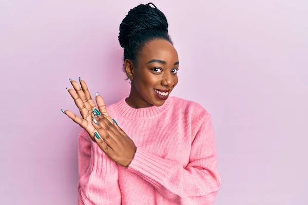 Jovem Afro Americana Vestindo Camisola Inverno Casual Batendo Palmas Aplaudindo — Fotografia de Stock