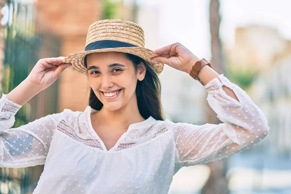 Junge Hispanische Touristin Mit Sommermütze Steht Der Stadt — Stockfoto