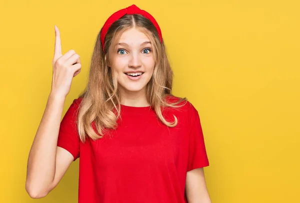 Schöne Junge Kaukasierin Lässigem Rotem Shirt Die Mit Erhobenem Zeigefinger — Stockfoto