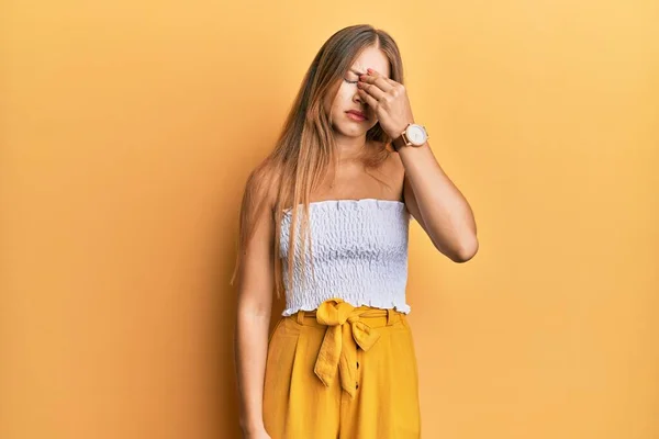 Yazlık Kıyafetler Giyen Güzel Sarışın Kadın Yorgun Burnu Gözleri Ovuşturup — Stok fotoğraf