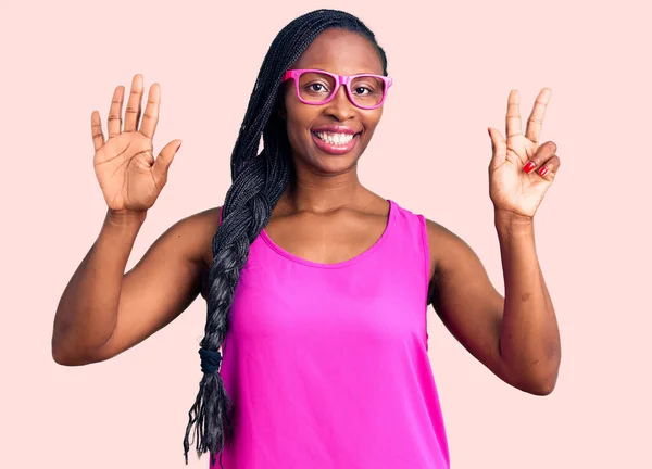 Молодая Африканская Американка Повседневной Одежде Очках Показывает Показывает Пальцами Номер — стоковое фото