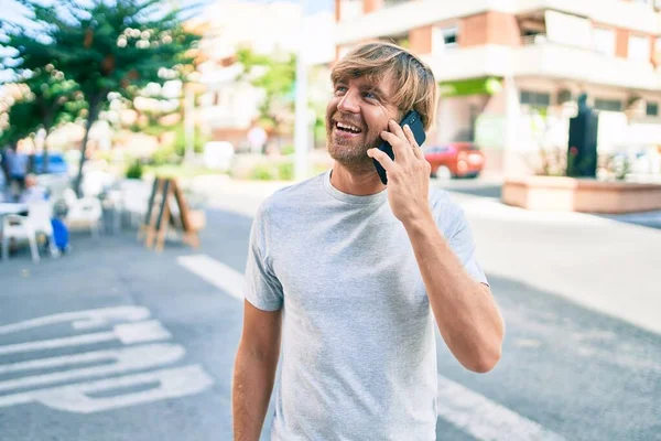 Handsome Caucasian Man Smiling Happy Outdoors Speaking Phone — Stock Photo, Image
