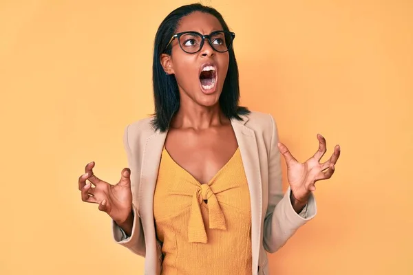 Mujer Afroamericana Joven Vestida Con Ropa Negocios Loca Loca Gritando — Foto de Stock