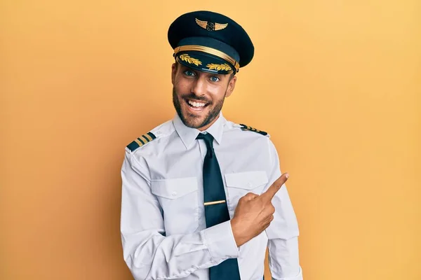 Hezký Hispánec Uniformě Pilota Letadla Veselý Úsměvem Tváři Ukazující Rukou — Stock fotografie