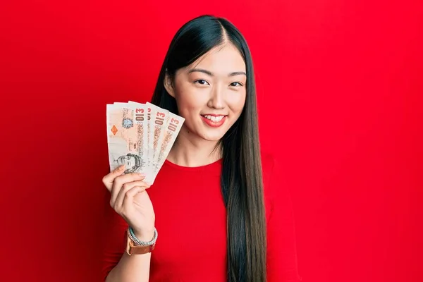 Jovem Chinesa Segurando Notas Libras Reino Unido Olhando Positivo Feliz — Fotografia de Stock