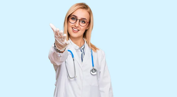 Mulher Branca Bonita Vestindo Uniforme Médico Estetoscópio Sorrindo Amigável Oferecendo — Fotografia de Stock