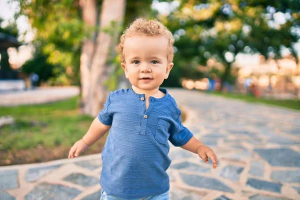 Söt Och Glad Liten Pojke Som Har Roligt Parken Solig — Stockfoto