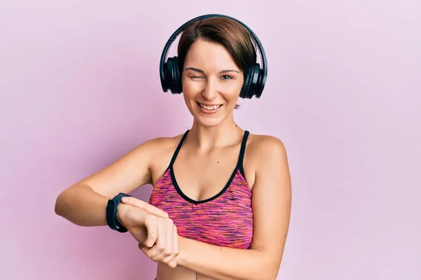 Mujer Morena Joven Con Pelo Corto Usando Auriculares Reloj Inteligente —  Fotos de Stock