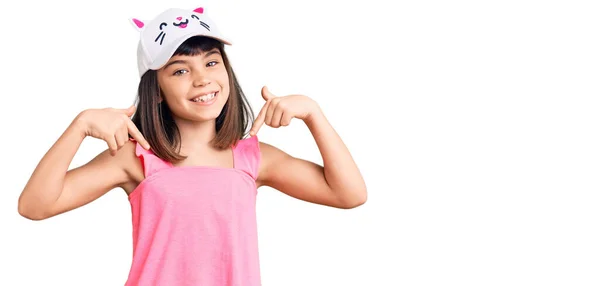 Giovane Bambina Con Bang Indossa Divertente Cappello Gattino Guardando Fiducioso — Foto Stock