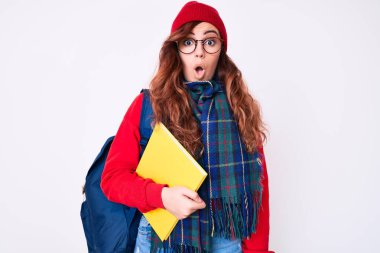 Kış eşarbı takan genç ve güzel bir kadın ve sırt çantası taşıyan bir öğrenci. Elinde kitap var. Şaşırtıcı bir şekilde ağzı açık ve korkmuş. 