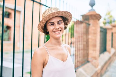 Genç İspanyol kadın tatilde. Gülümsüyor. Şehrin caddesinde mutlu yürüyüşler.