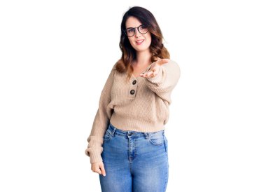 Güzel, genç, esmer bir kadın. Günlük kıyafetler ve gözlük takıyor. Gülümsüyor.. 