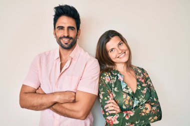 Güzel, genç bir çift sevgili, birlikte mutlu bir yüz, kollarını kavuşturup kameraya bakıyor. pozitif kişi. 