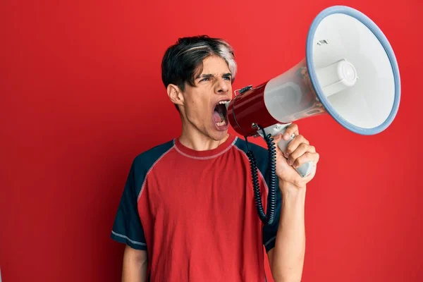 Jovem Gritando Com Raiva Energia Através Megafone — Fotografia de Stock