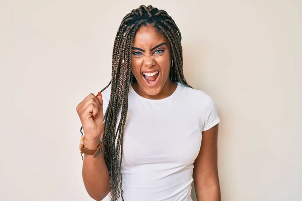 Jonge Afro Amerikaanse Vrouw Met Vlechten Casual Wit Shirt Boos — Stockfoto