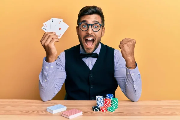 Yakışıklı Spanyol Krupiye Poker Fişleri Kartlarla Masada Oturmuş Gururla Haykırıyor — Stok fotoğraf