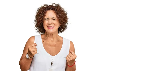 Hermosa Mujer Madura Mediana Edad Con Camisa Blanca Casual Emocionada —  Fotos de Stock