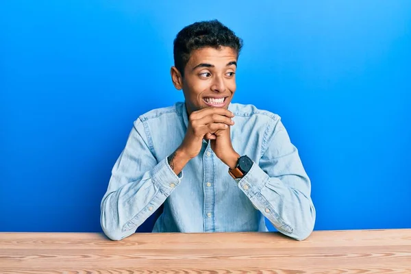 Joven Hombre Afroamericano Guapo Usando Ropa Casual Sentado Mesa Riendo —  Fotos de Stock