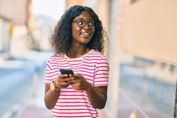 Chica Afroamericana Joven Sonriendo Feliz Usando Teléfono Inteligente Ciudad — Foto de Stock