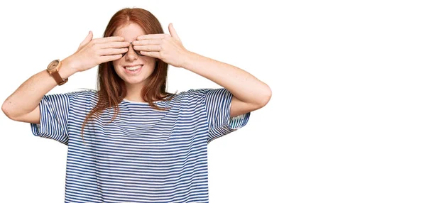 Молодая Женщина Читает Голову Повседневной Одежде Очках Закрывая Глаза Руками — стоковое фото